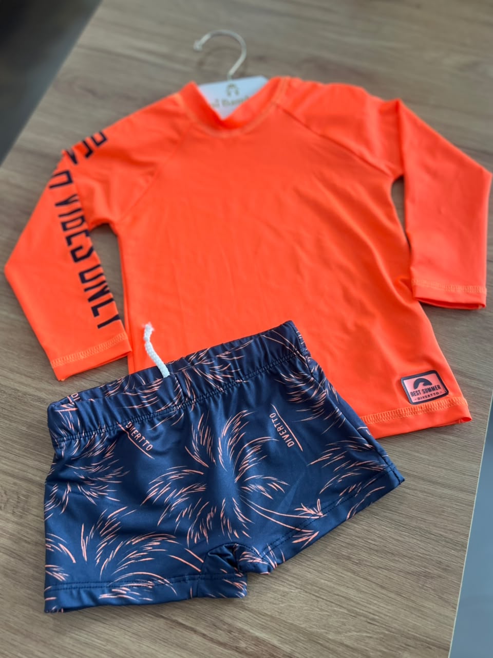 lbcor:LARANJA NEON/MARINHO:019f7ad5-8466-7f32-86c4-728f4f394fff.jpg