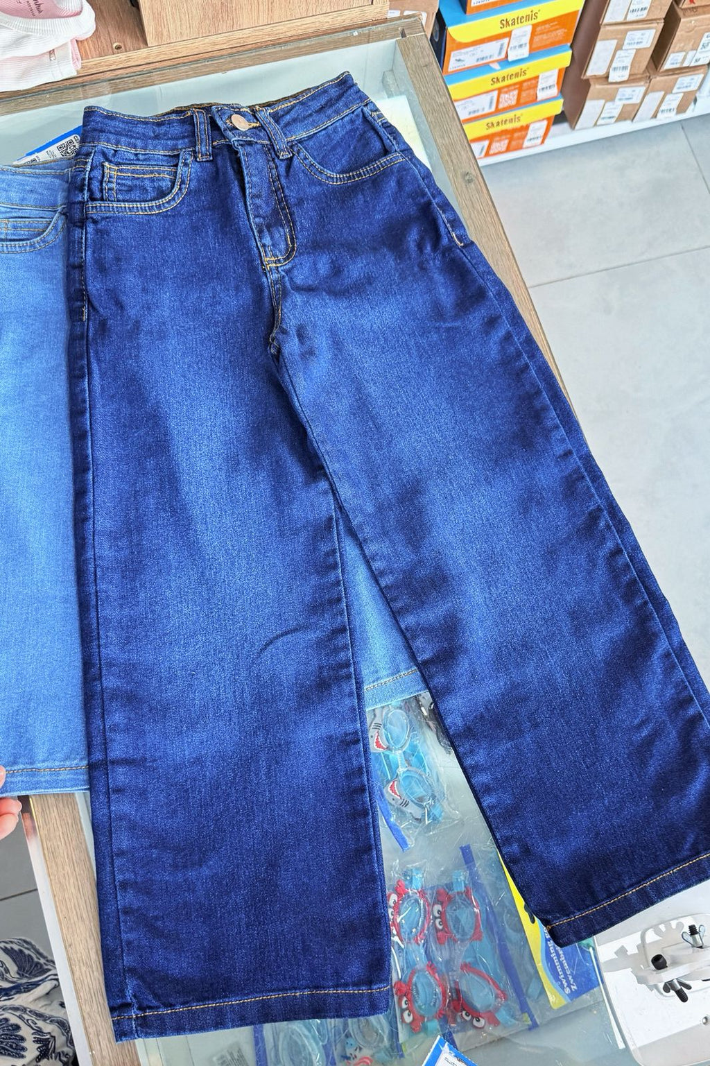 lbcor:JEANS ESCURO:01a0694b-3ec7-7cf1-8359-bf41852c3ef0.jpg