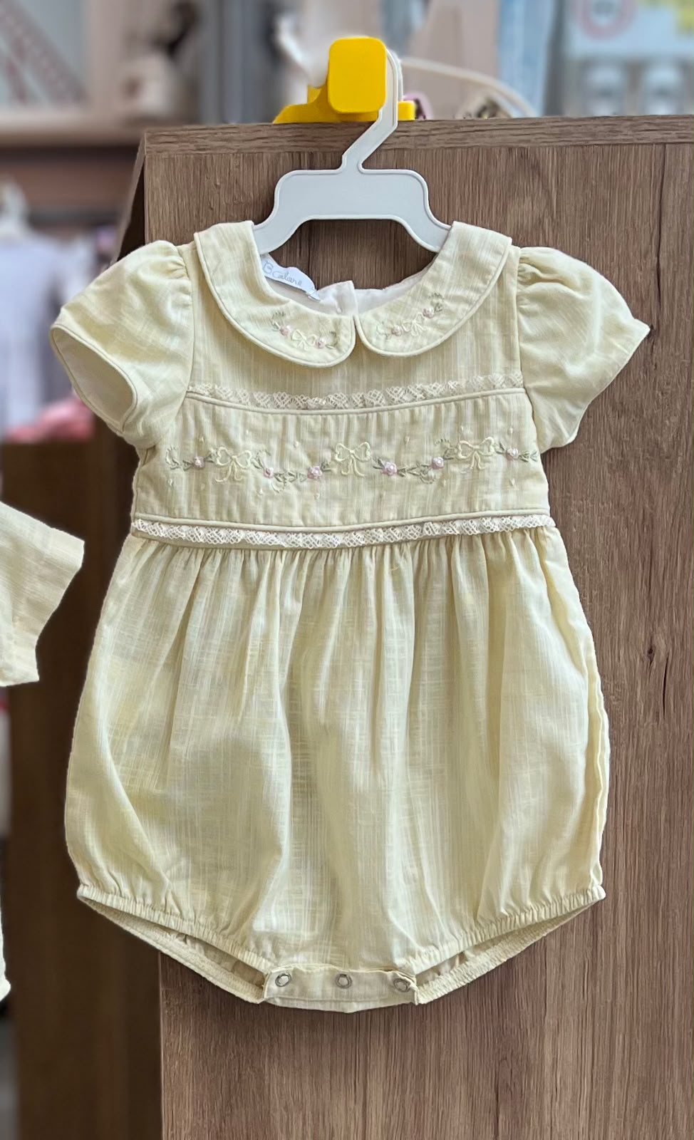 vitrinecor:AMARELO CLARO:01a0fcbd-8b0e-7653-915e-f1a11606bd81.jpg