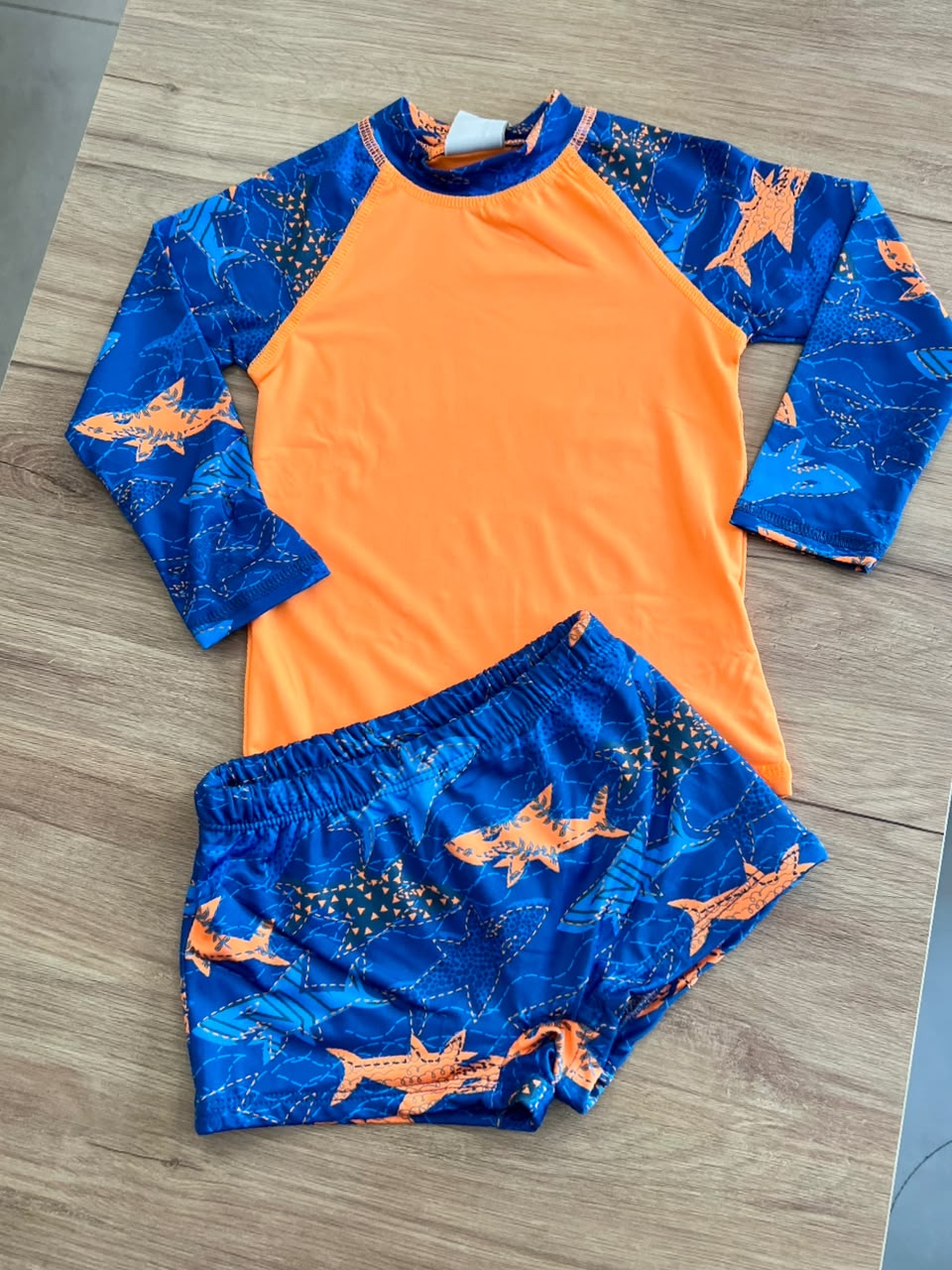 vitrinecor:LARANJA NEON/MARINHO:01a155c9-6e19-70c2-a858-92b3fec0cfbf.jpg