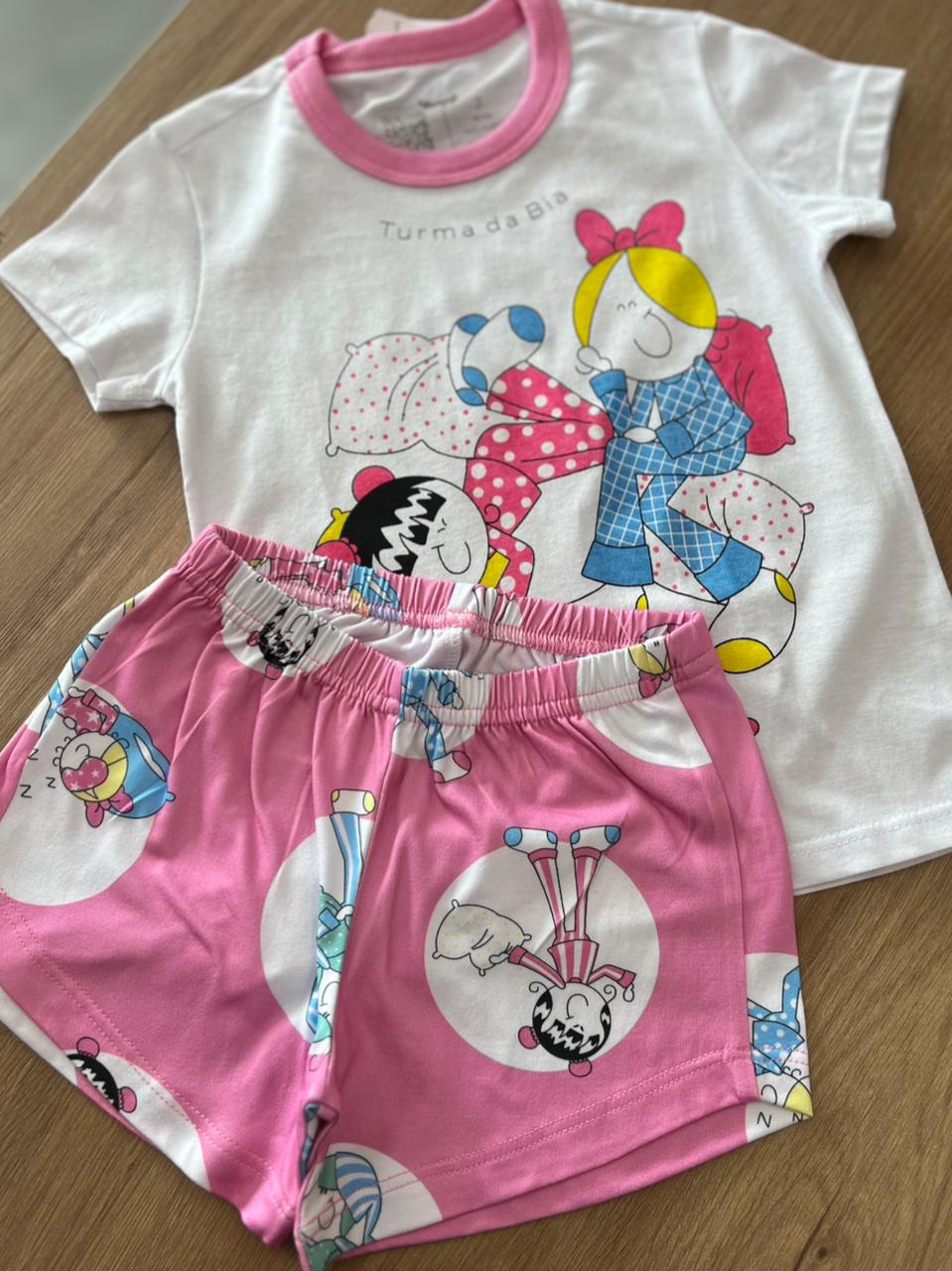 CONJUNTO PIJAMA BLUSA MANGA CURTA TURMA DA GABI E SHORT MENINA VEGGI - BRANCO/ROSA