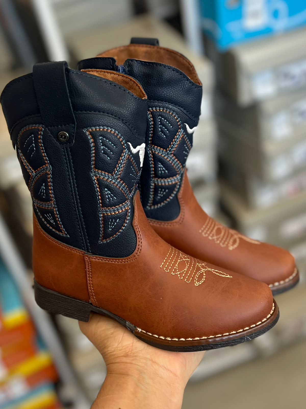 BOTA TEXANO BORDADO TOURO ZÍPER MENINO XUÁ XUÁ - MARINHO/MARROM