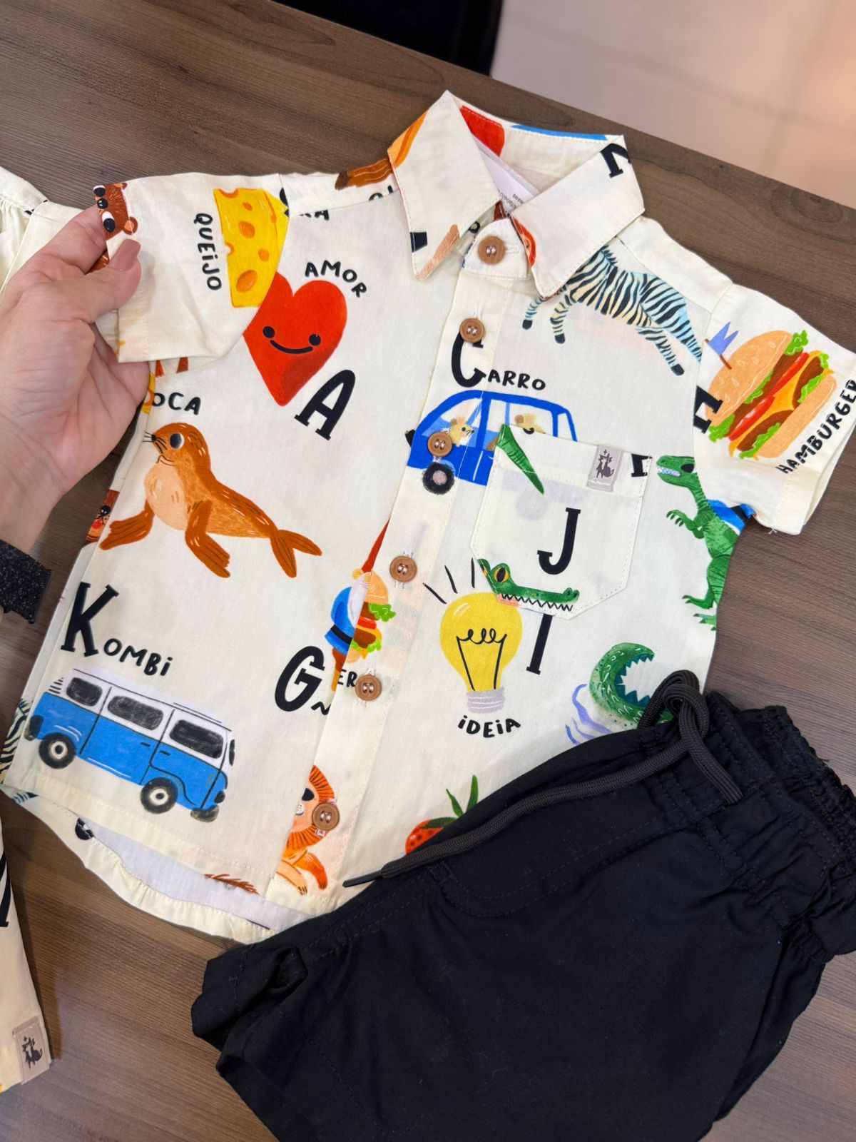 CAMISA MANGA CURTA BOTÕES BOLSO ALFABETO MORANGO OURIÇO MENINO THE MINI FOREST - BEGE CLARO
