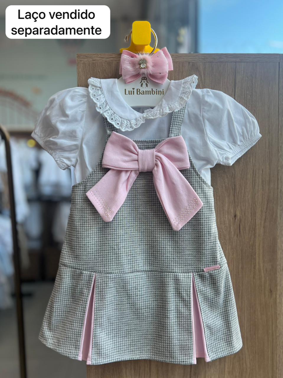 CONJUNTO BLUSA MANGA CURTA BABADO RENDA E SALOPETE ALÇA PIED DE POULE LAÇO STRASS MENINA GABRIELA AQUARELA - BRANCO/CINZA