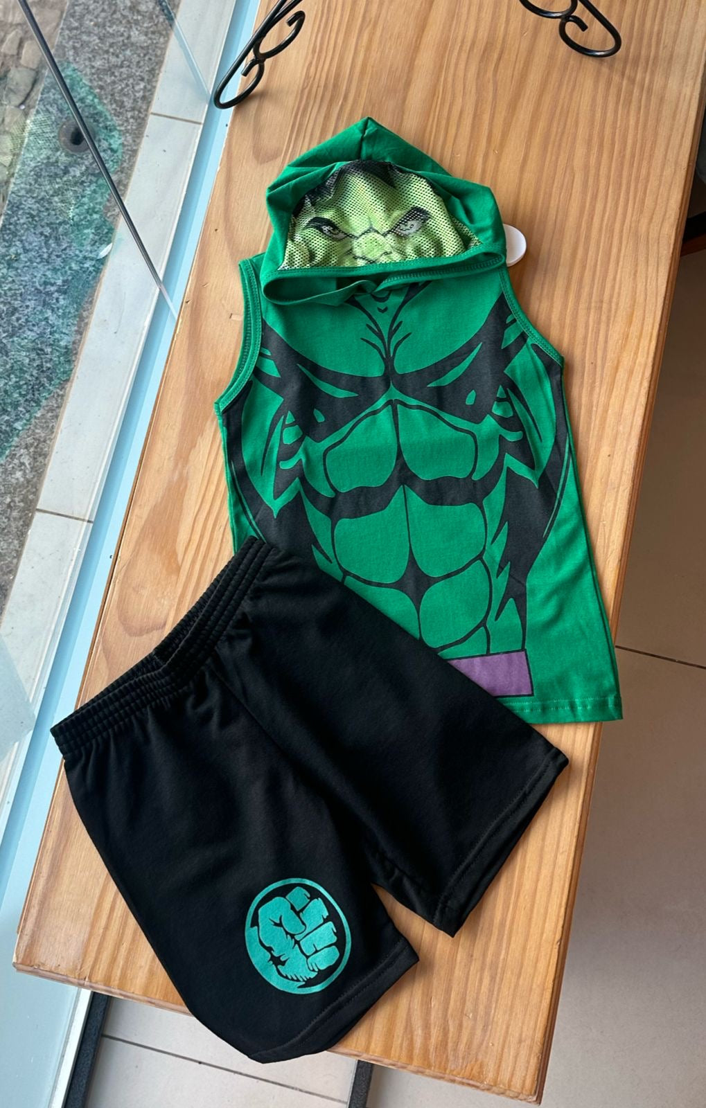 CONJUNTO CAMISETA REGATA COM CAPUZ E BERMUDA INCRÍVEL HULK MENINO LUI BAMBINI