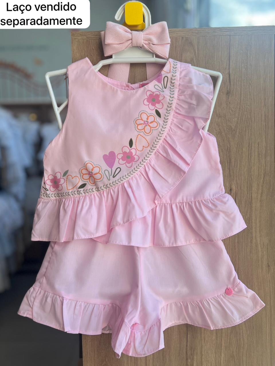 CONJUNTO BLUSA REGATA BABADO FLOR CORAÇÃO E SHORT MENINA MON SUCRÉ - ROSA CLARO