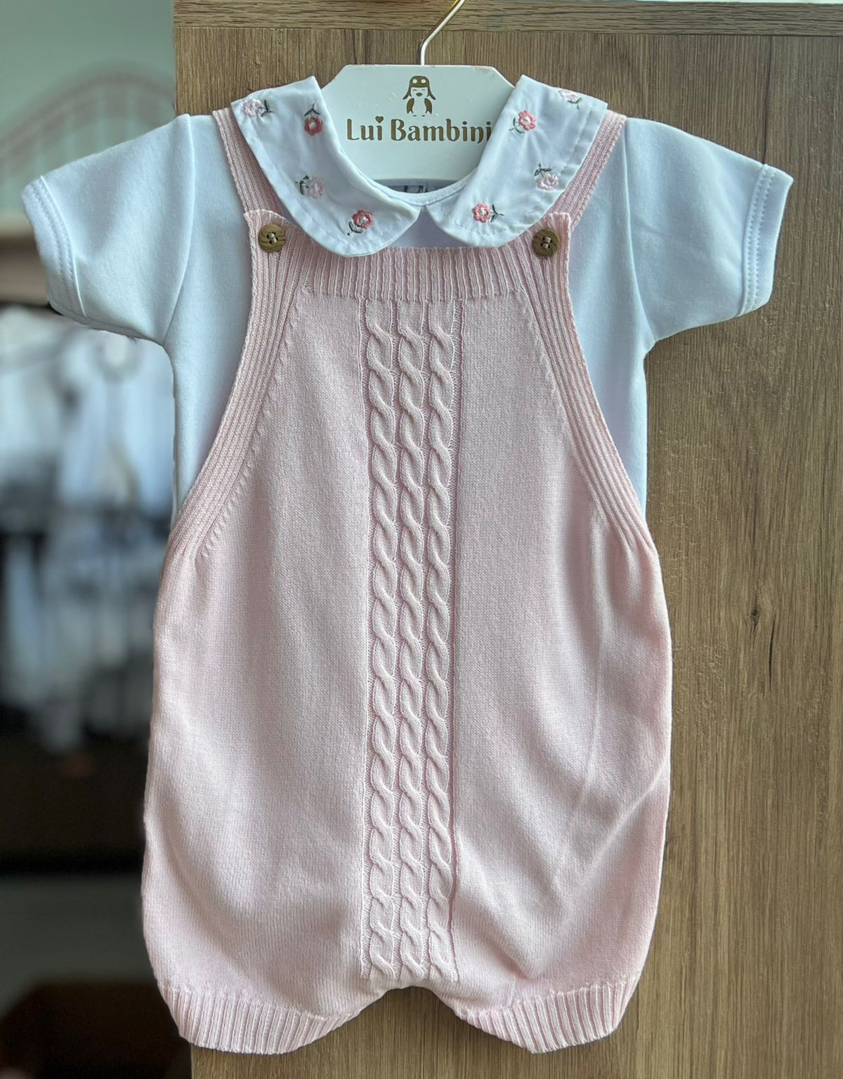 CONJUNTO BODY MANGA CURTA E JARDINEIRA EM TRICÔ GOLA FLORES BORDADAS MENINA LUI BAMBINI - BRANCO/ROSA
