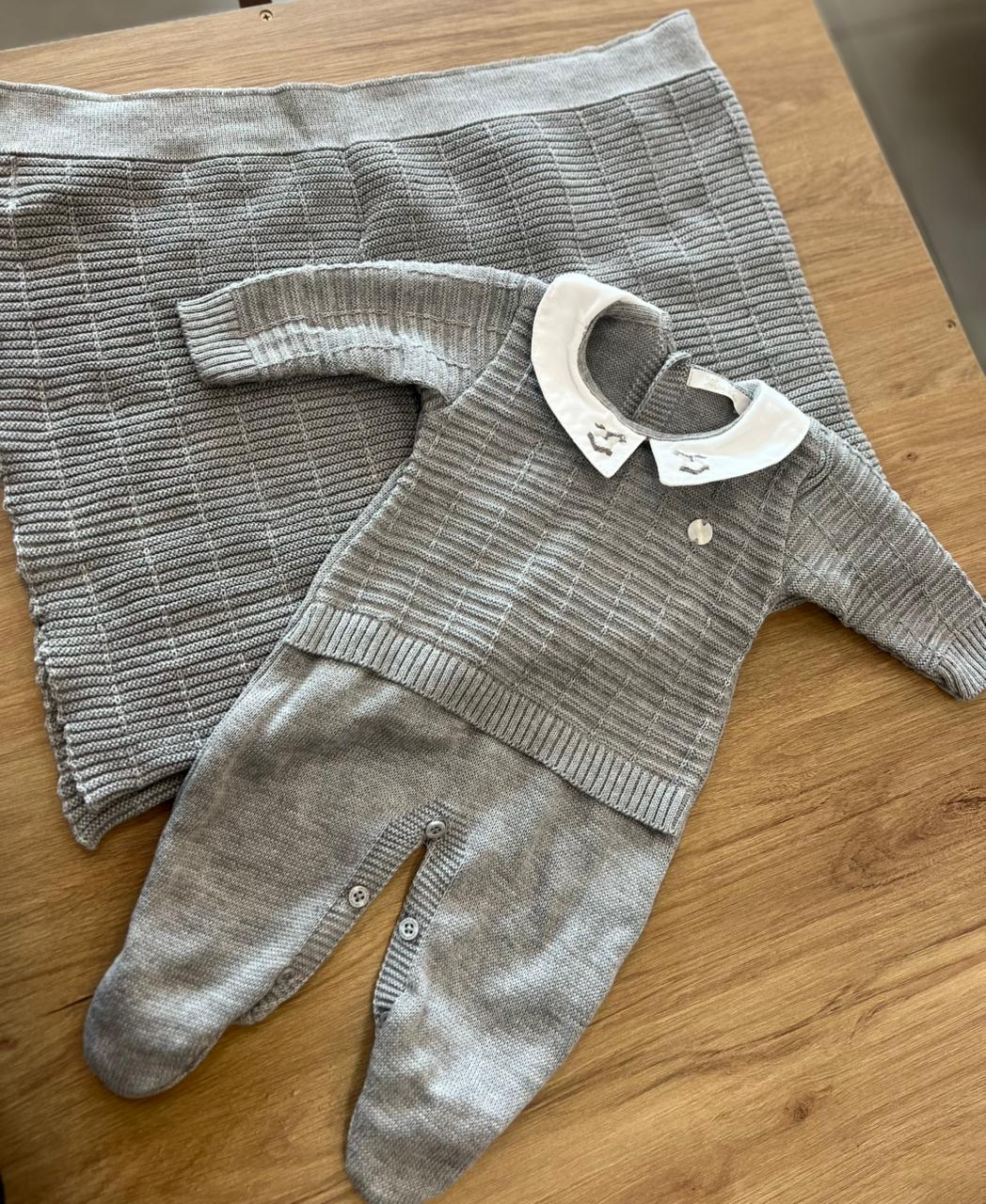 KIT SAÍDA MATERNIDADE MACACÃO MANGA LONGA TRICOT TRICO BORDADO CAVALO E MANTA MENINO ANJOS BABY - CINZA