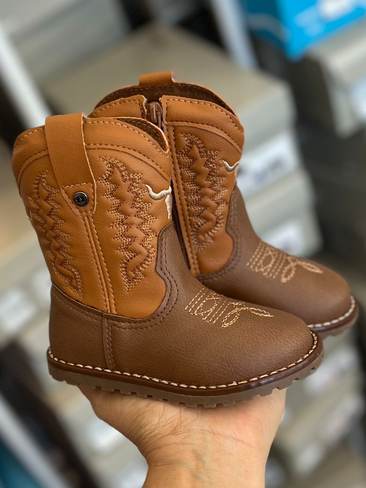 BOTA TEXANA BORDADO TOURO ZÍPER MENINO XUÁ XUÁ - MARROM/CARAMELO