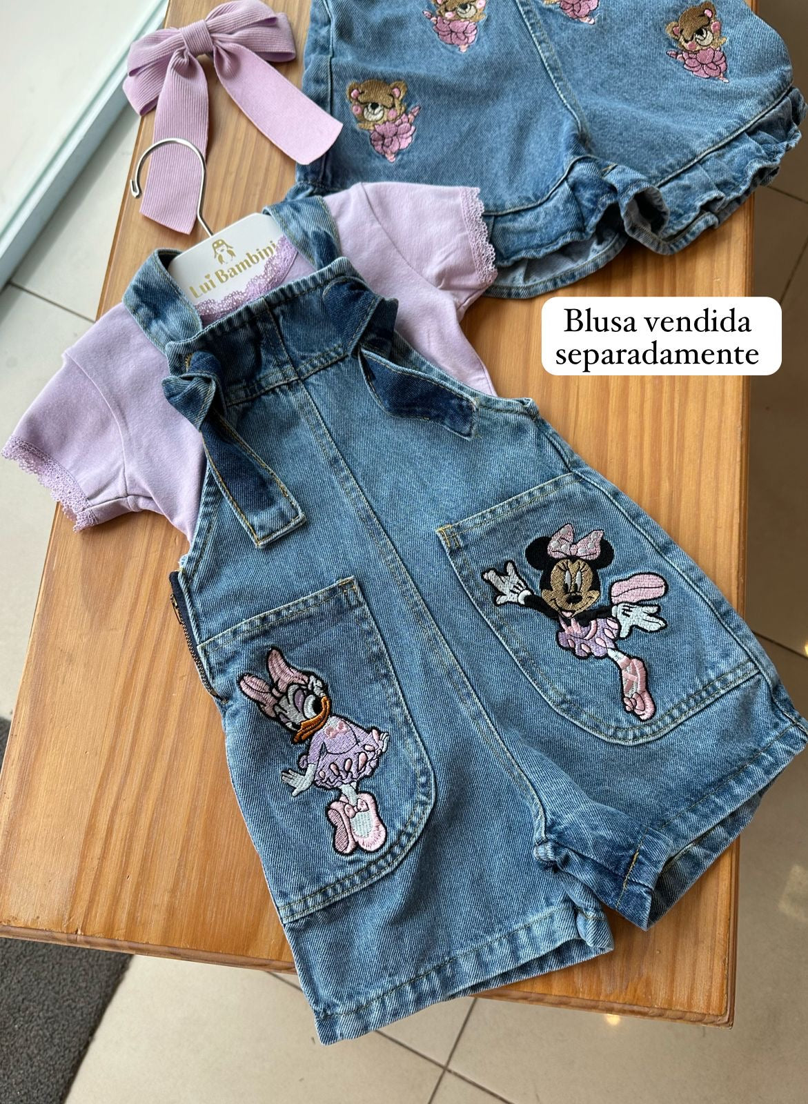 JARDINEIRA JEANS COM ALÇA ZIPER E BOLSOS MINNIE E MARGARIDA BORDADAS MENINA LUI BAMBINI