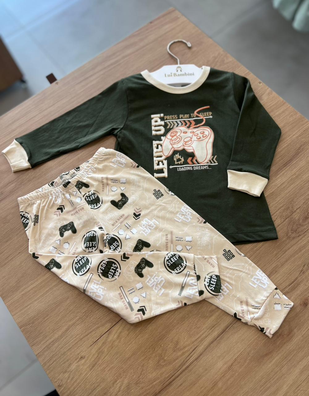 CONJUNTO PIJAMA CAMISETA MANGA LONGA LEVEL UP CONTROLE VIDEO GAME DINOSSAURO E CALÇA MENINO HAVE FUN - VERDE MILITAR