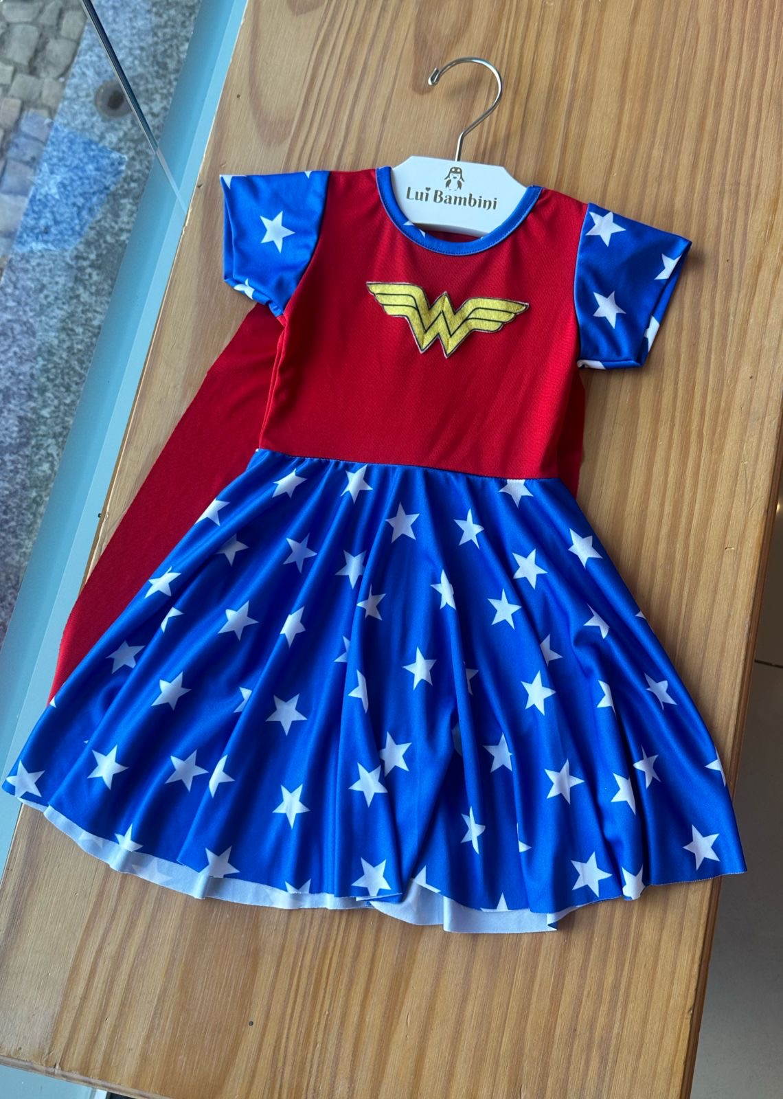 VESTIDO MANGA CURTA COM CAPA E FAIXA DE CABEÇA MULHER MARAVILHA MENINA LUI BAMBINI
