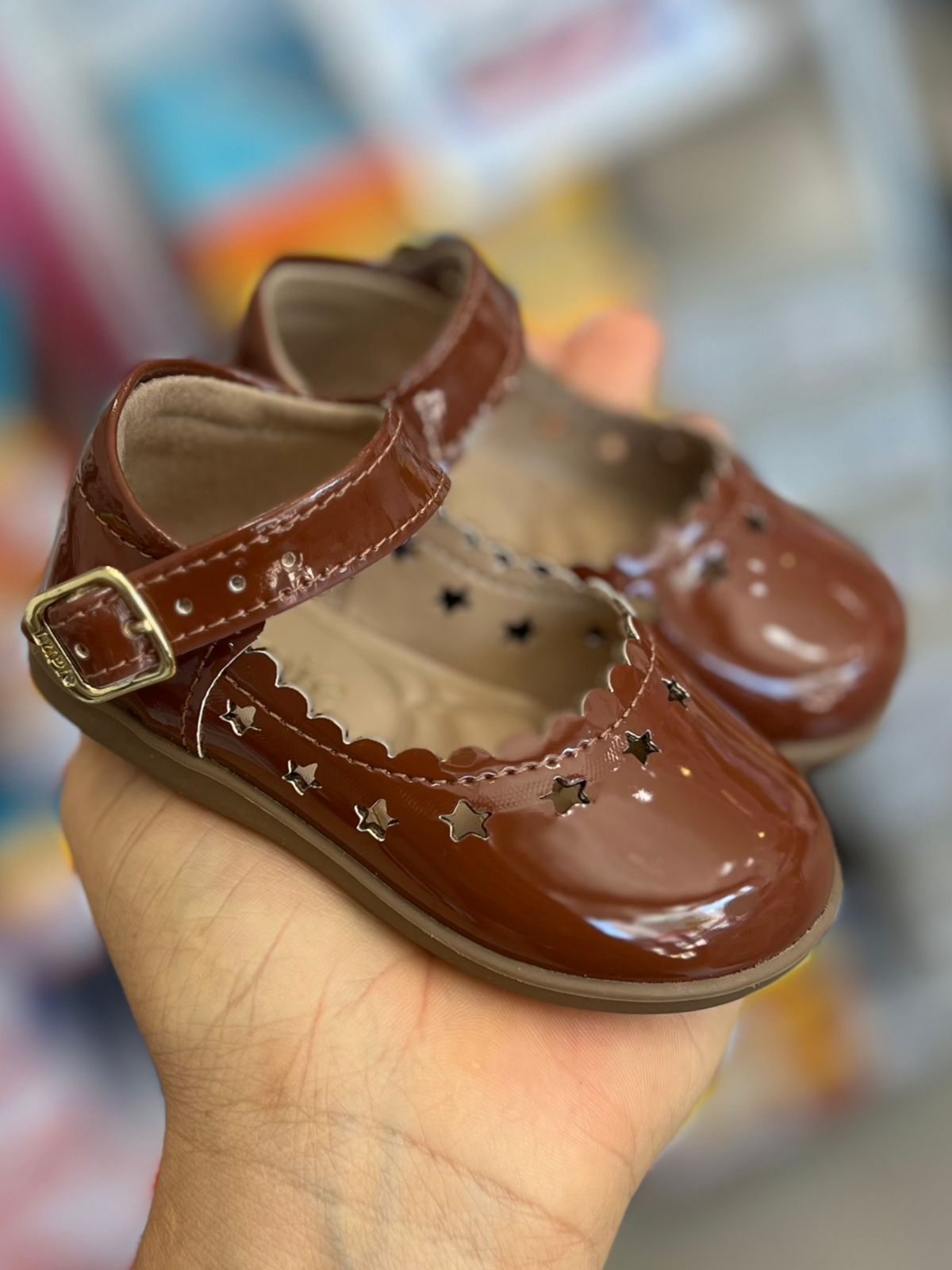 SAPATO SAPATILHA FECHO METÁLICO VERNIZ FUROS ESTRELAS MENINA LUI BAMBINI - MARROM