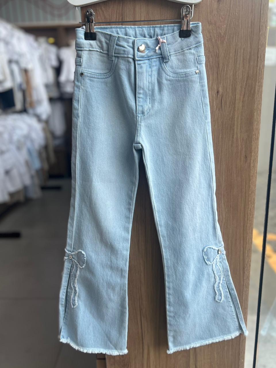 CALÇA JEANS BOLSO FAKE CORAÇÃO BOOTCUT BARRA MENINA GABRIELA AQUARELA - JEANS CLARO