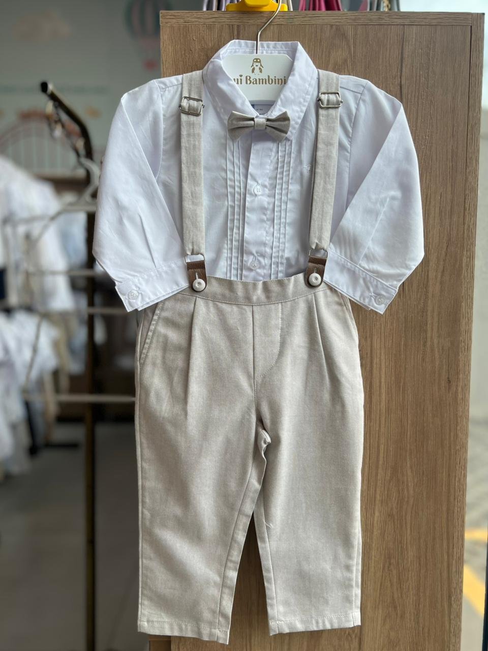 CONJUNTO BODY CAMISA MANGA LONGA BATIZADO SUSPENSORIO GRAVATA BORBOLETA E CALÇA MENINO POLO INFANTI - BRANCO/AREIA