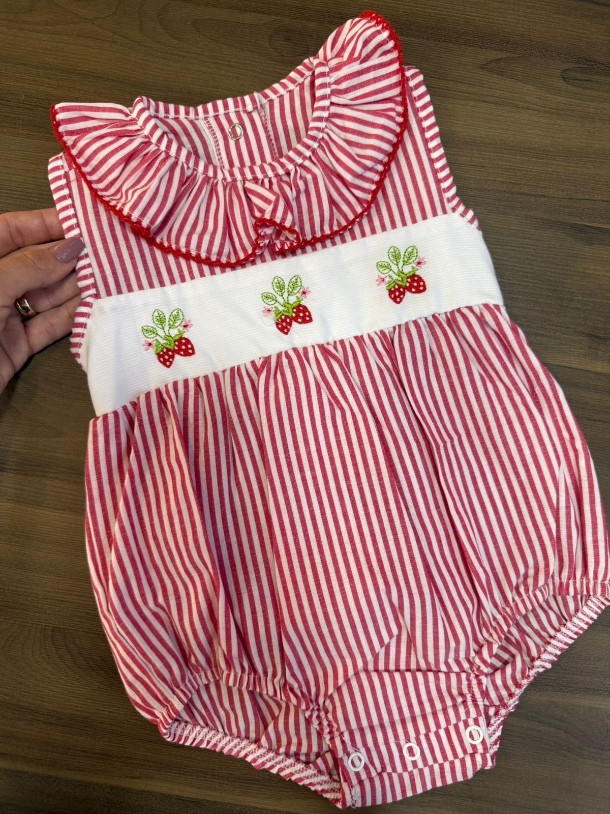 ROMPER REGATA GOLA BABADO RENDA BORDAO MORANGO LISTRADO MENINA LUI BAMBINI - VERMELHO