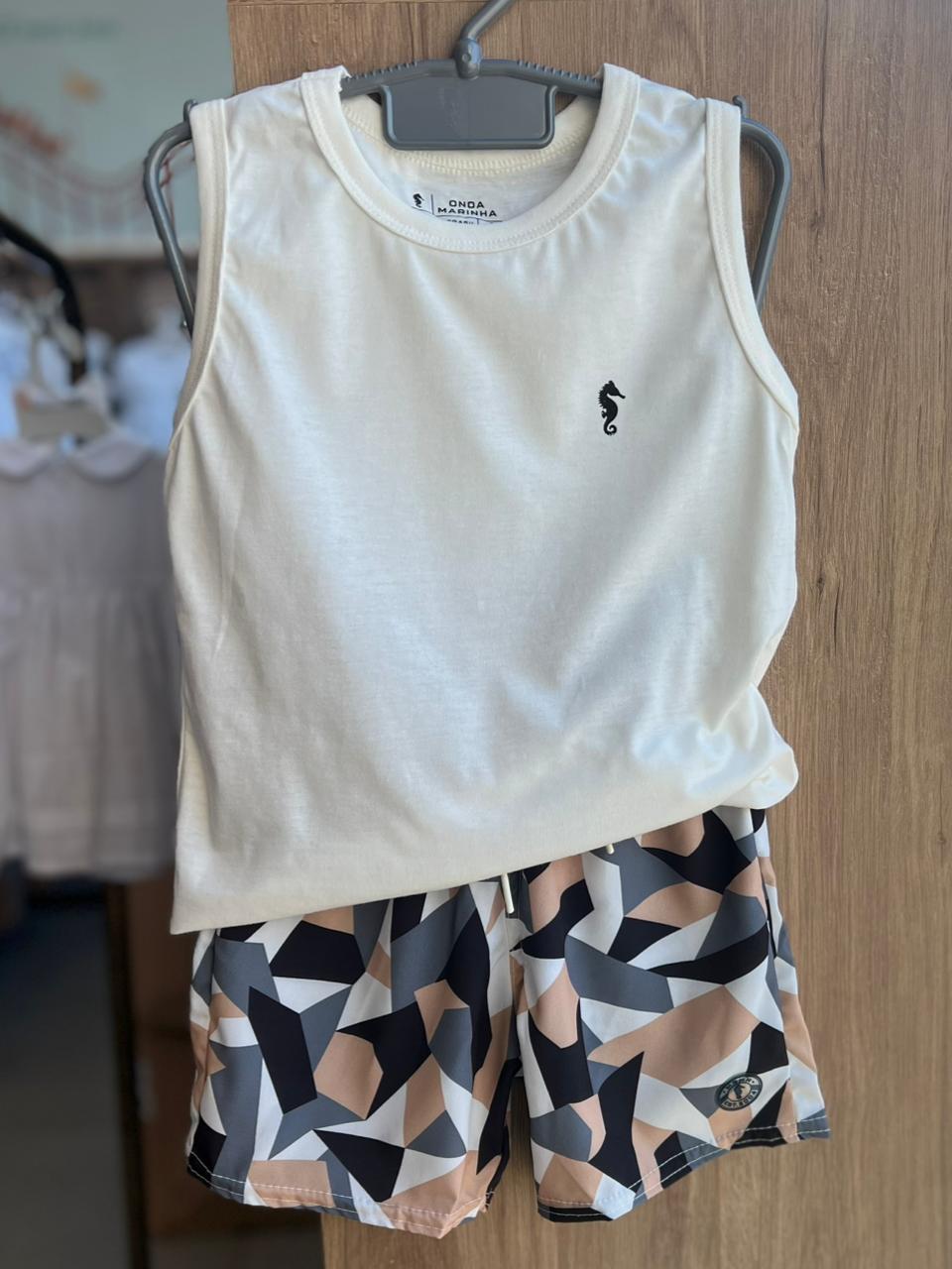 CONJUNTO CAMISETA REGATA MINIMALISTA CAVALO MARINHO E BERMUDA NYLON MENINO ONDA MARINHA - CREME/CINZA