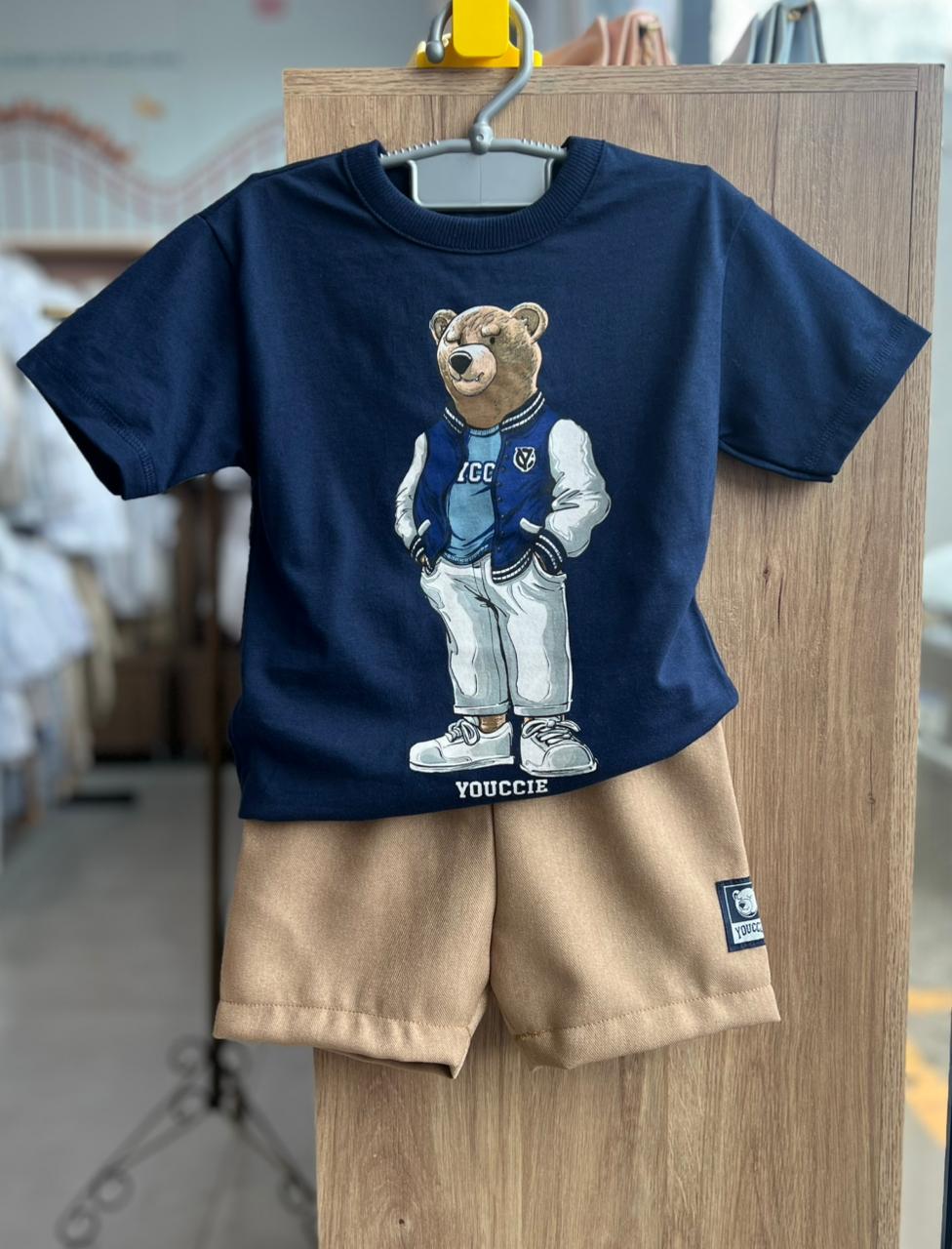 CONJUNTO CAMISETA MANGA CURTA URSO COLLEGE E BERMUDA MENINO YOUCCIE - MARINHO/BEGE