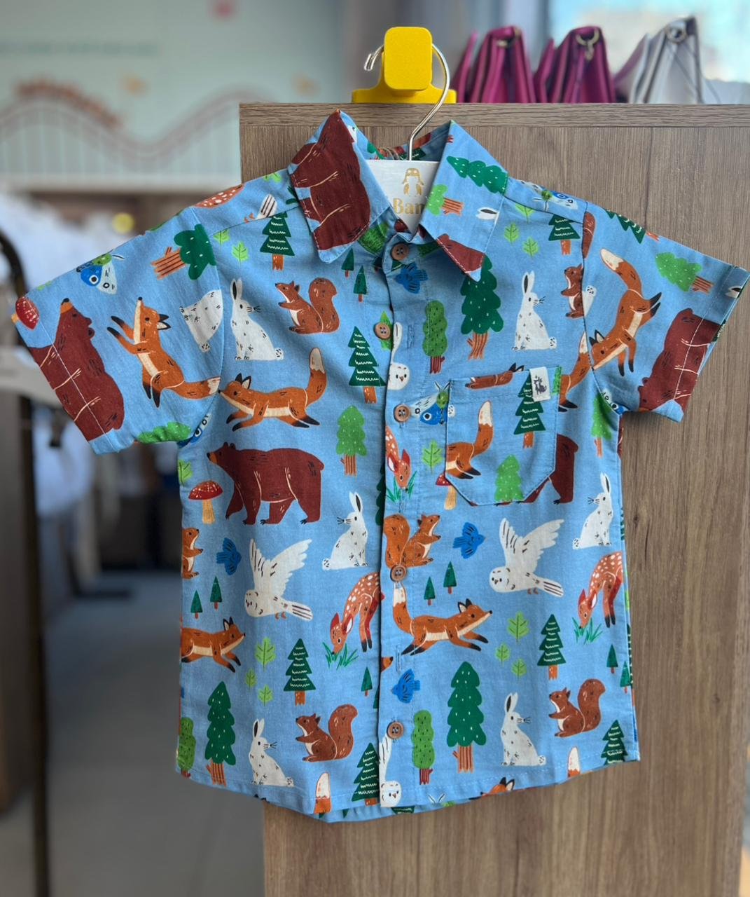 CAMISA MANGA CURTA SEGREDOS DA FLORESTA AZUL BICHINHOS BOTÕES BOLSO MENINO THE MINI FOREST - AZUL