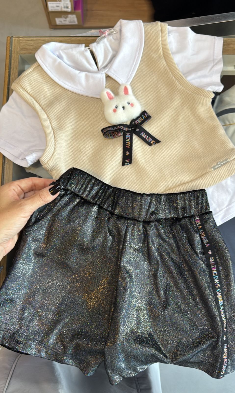 CONJUNTO BLUSA MANGA CURTA COLETE FIXO TRICO PULLOVER COELHO LAÇO E SHORT GLITTER MENINA GABRIELA AQUARELA - BEGE/PRETO