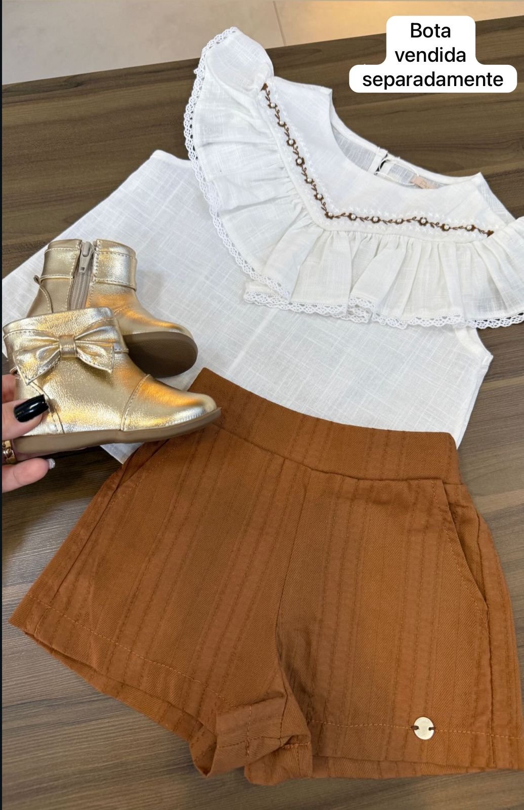 CONJUNTO BLUSA REGATA BABADO RENDA FLORES BORDADO PÉROLAS E SHORT MENINA PETIT CHERIE - OFF/MARROM