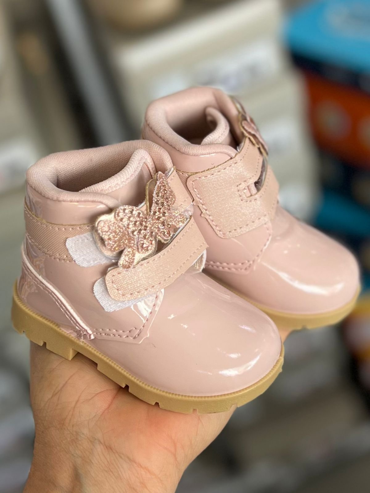 BOTA VELCRO DUPLO VERNIZ BRILHO BORBOLETA STRASS AVENTURA ENCANTO MENINA PIMPOLHO - ROSA