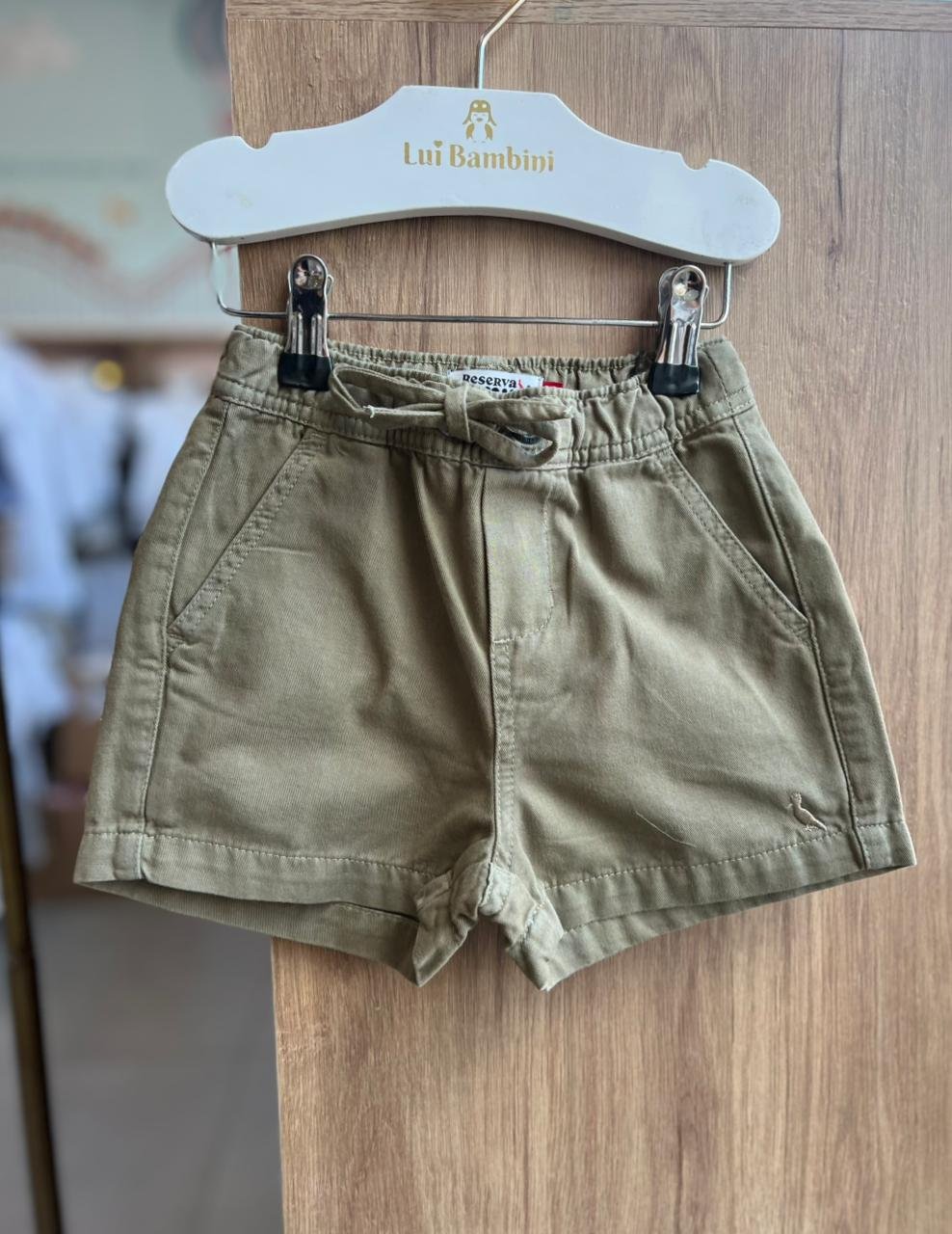 SHORT BOLSO FACA ELÁSTICO CORDÃO MINIMALISTA PICA PAU BORDADO MENINO RESERVA MINI - VERDE MILITAR