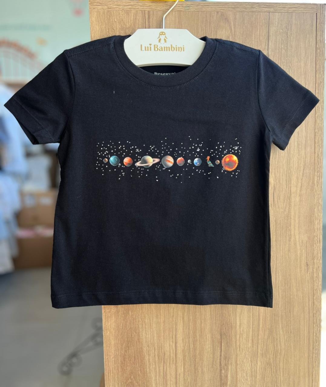 CAMISETA MANGA CURTA ESTAÇÃO SOLAR PLANETAS UNIVERSO MENINO RESERVA MINI - PRETO