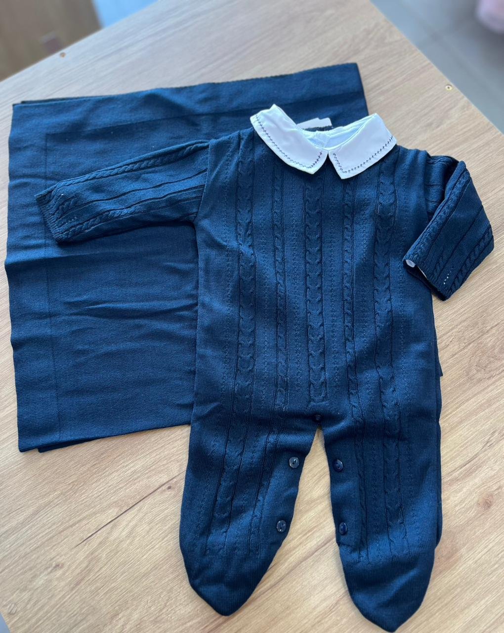 KIT SAÍDA MATERNIDADE BODY E MACACÃO MANGA LONGA EM TRICÔ GOLA PONTILHADA E MANTA MENINO LUI BAMBINI - BRANCO/MARINHO
