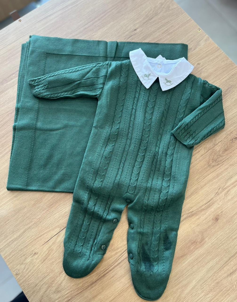 KIT SAÍDA MATERNIDADE BODY E MACACÃO MANGA LONGA EM TRICÔ CAVALO BORDADO E MANTA MENINO LUI BAMBINI - BRANCO/VERDE ESCURO