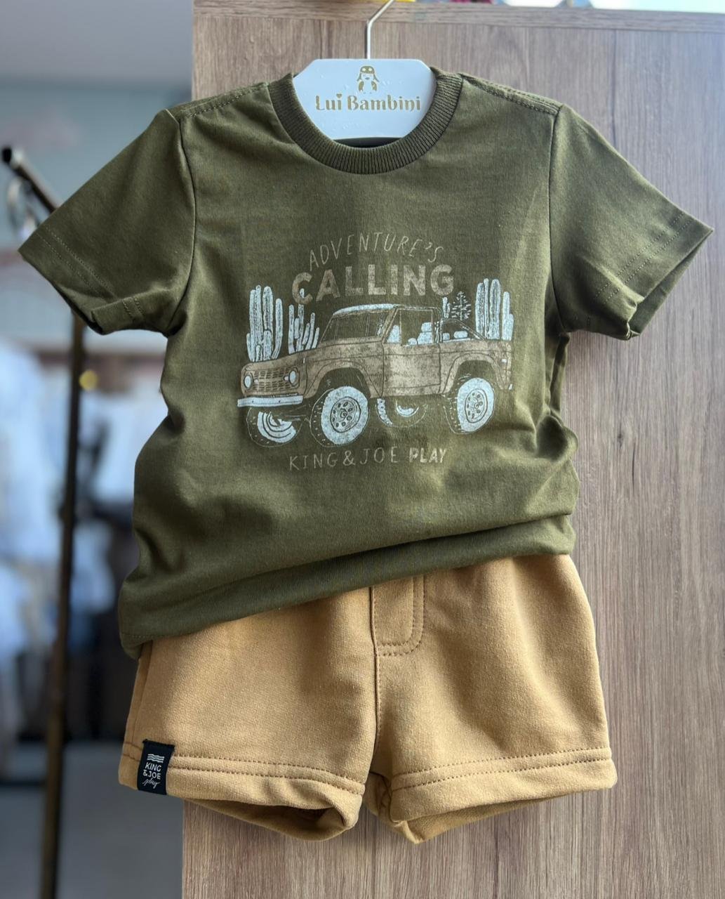 CONJUNTO CAMISETA MANGA CURTA CALLING CARRO JEEP E BERMUDA MENINO KING&JOE - VERDE