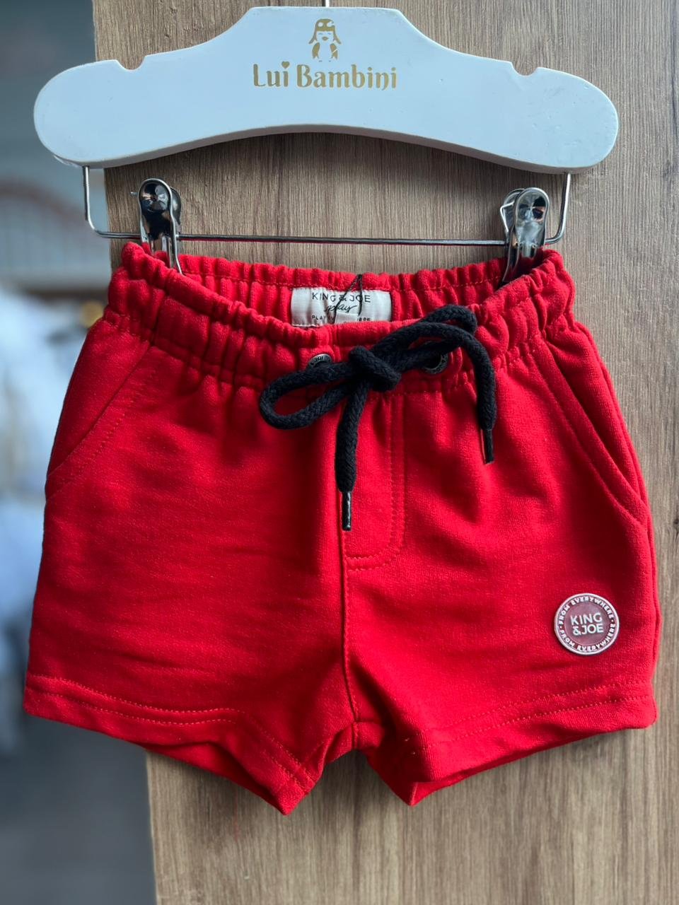 BERMUDA MOLETOM LISA COM BOLSOS FUNCIONAIS MENINO KING&JOE - VERMELHO