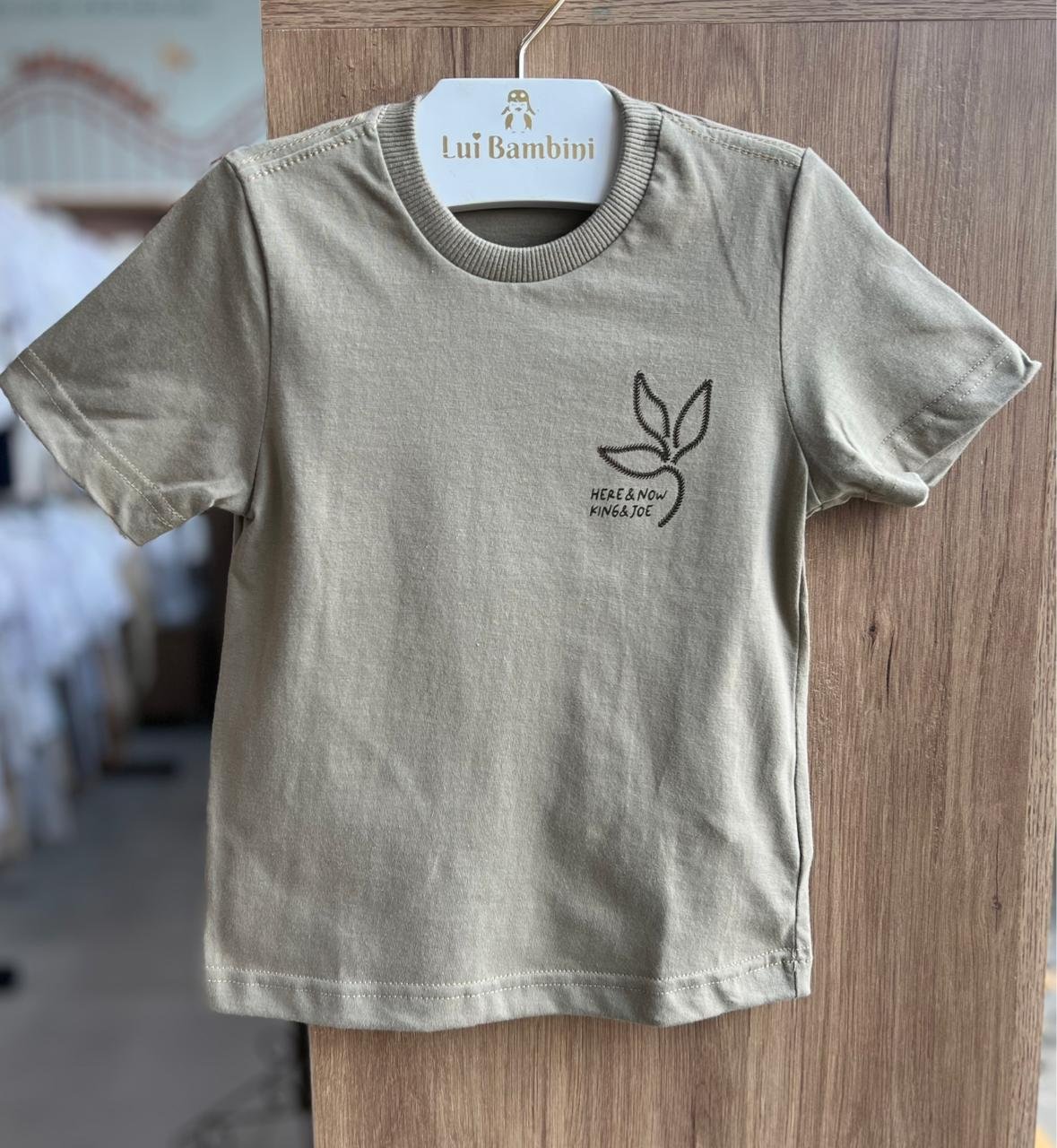 CAMISETA MANGA CURTA MALHA BRANCH FOLHAGEM MENINO KING&JOE MENINO - CAQUI