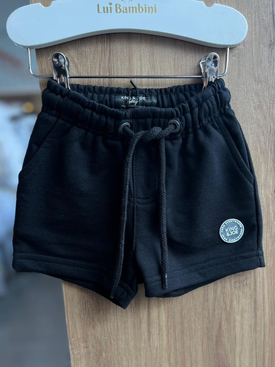 BERMUDA MOLETOM LISA COM BOLSOS FUNCIONAIS MENINO KING&JOE - PRETO