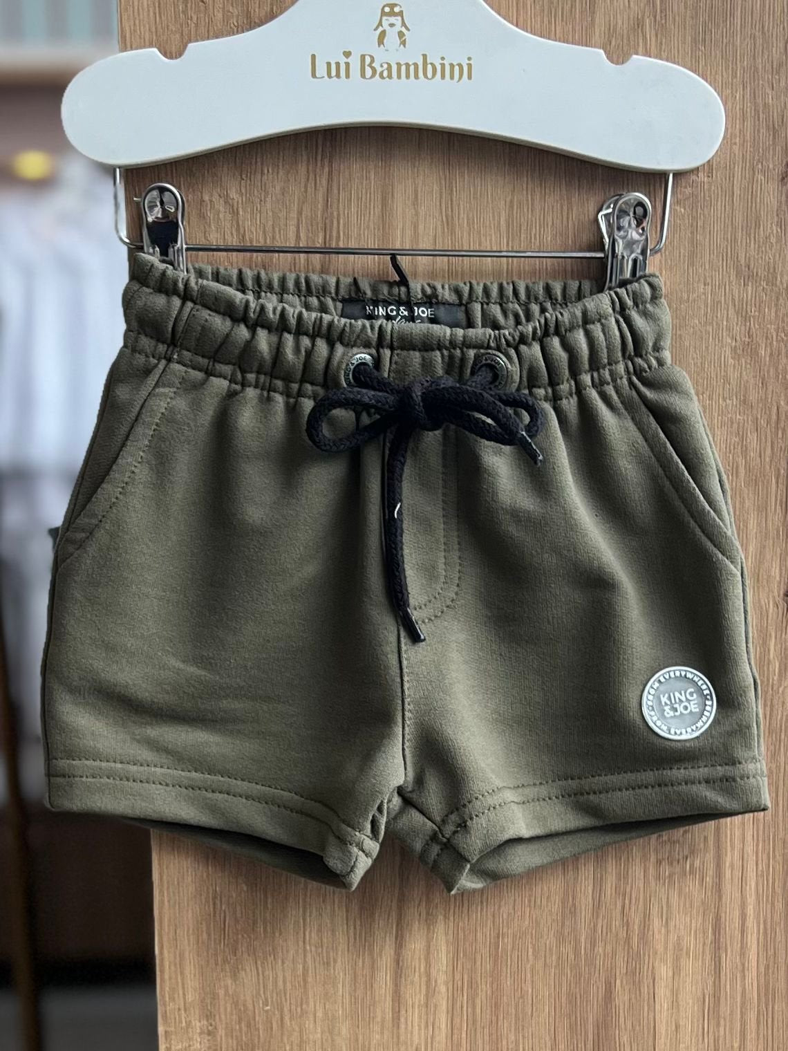 BERMUDA MOLETOM LISA COM BOLSOS FUNCIONAIS MENINO KING&JOE - VERDE MUSGO