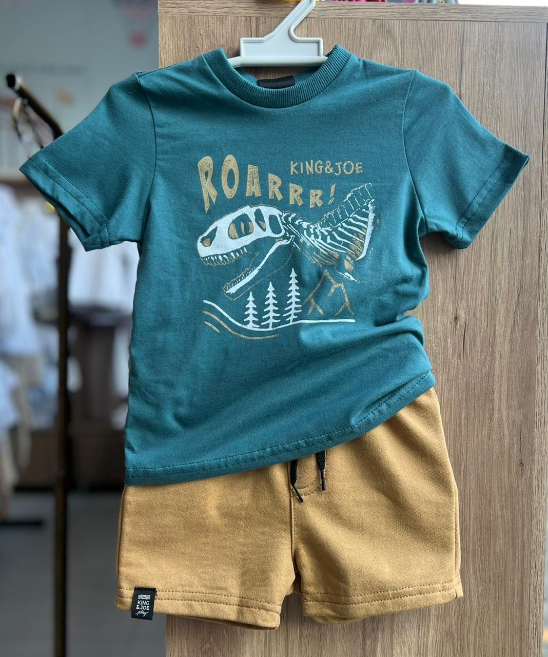 CONJUNTO CAMISETA MANGA CURTA DINO DINOSSAURO FOSSEIS ROAR E BERMUDA MENINO KING&JOE - VERDE