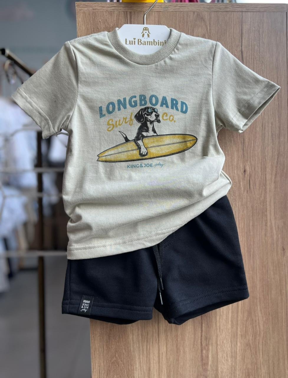 CONJUNTO CAMISETA MANGA CURTA CACHORRO SURFISTA SURF PRANCHA E BERMUDA MENINO KING&JOE - CINZA/PRETO