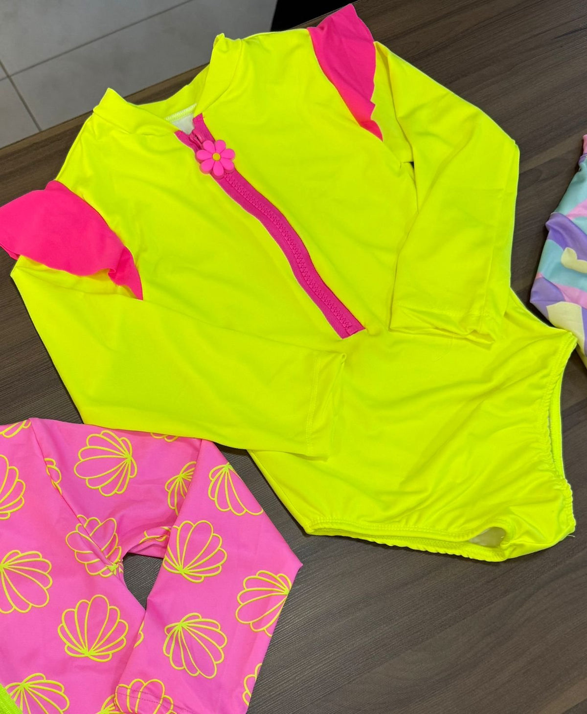 MAIÔ MANGA LONGA ZÍPER FLOR LISA BABADO PROTEÇÃO UV50+ MENINA LUI BAMBINI - AMARELO NEON
