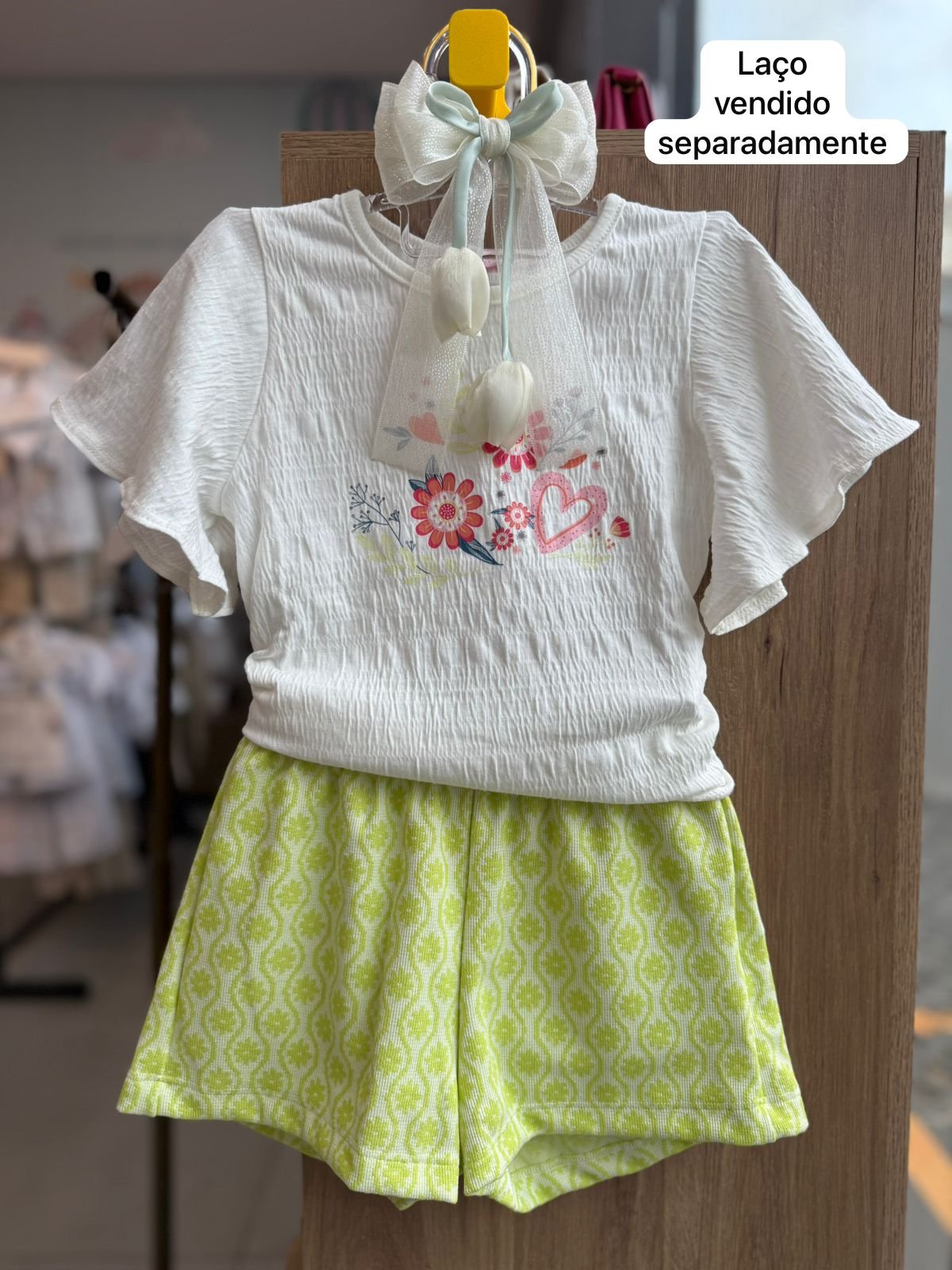 CONJUNTO BLUSA MANGA CURTA ENRRUGADO FLORES CORAÇÃO E SHORT MENINA KUKIÊ - OFF/VERDE