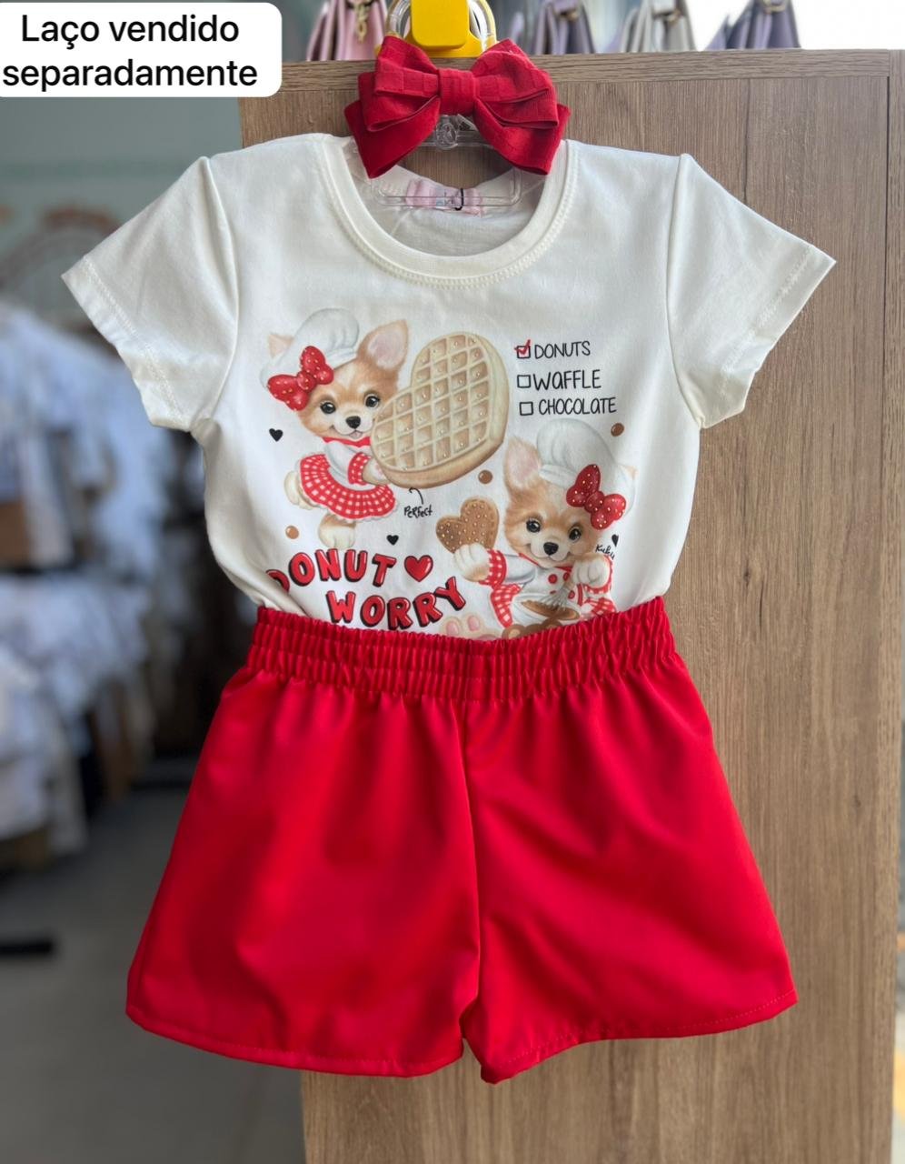CONJUNTO BLUSA MANGA CURTA CACHORRO DONUTS WORRY E SHORT MENINA KUKIÊ - OFF/VERMELHO