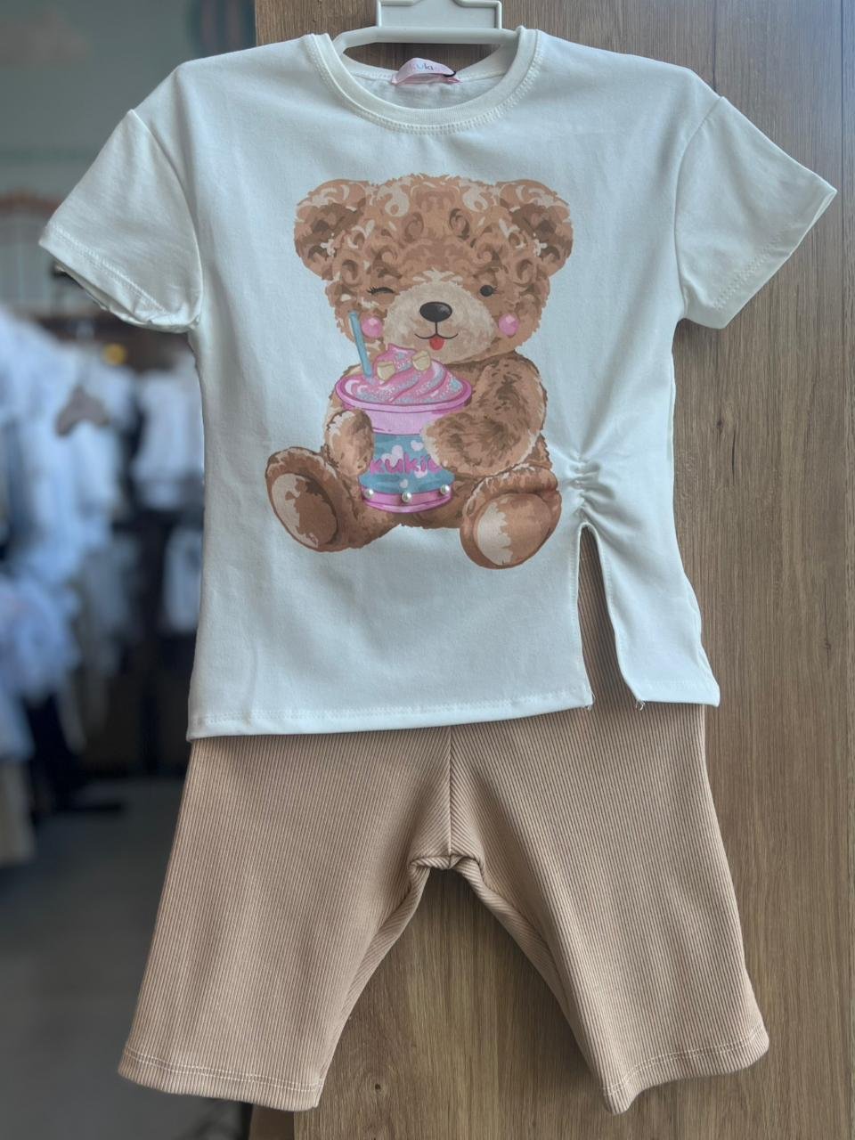 CONJUNTO BLUSA MANGA CURTA URSO COOKIE E BERMUDA CANELADO MENINA KUKIÊ - OFF/MARROM