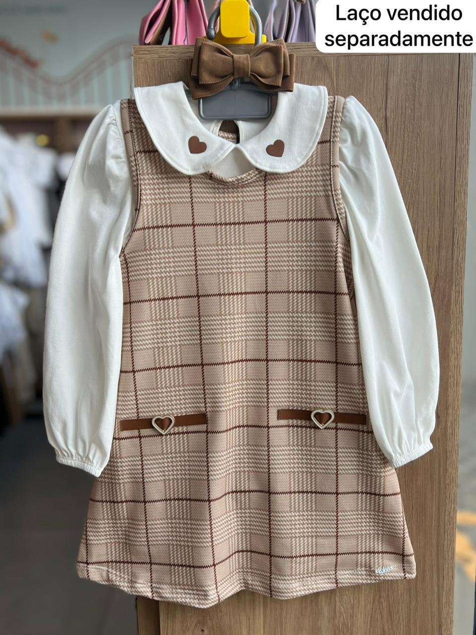 CONJUNTO VESTIDO REGATA XADREZ CORAÇÕES E BLUSA MANGA LONGA MENINA KUKIÊ - OFF/BEGE