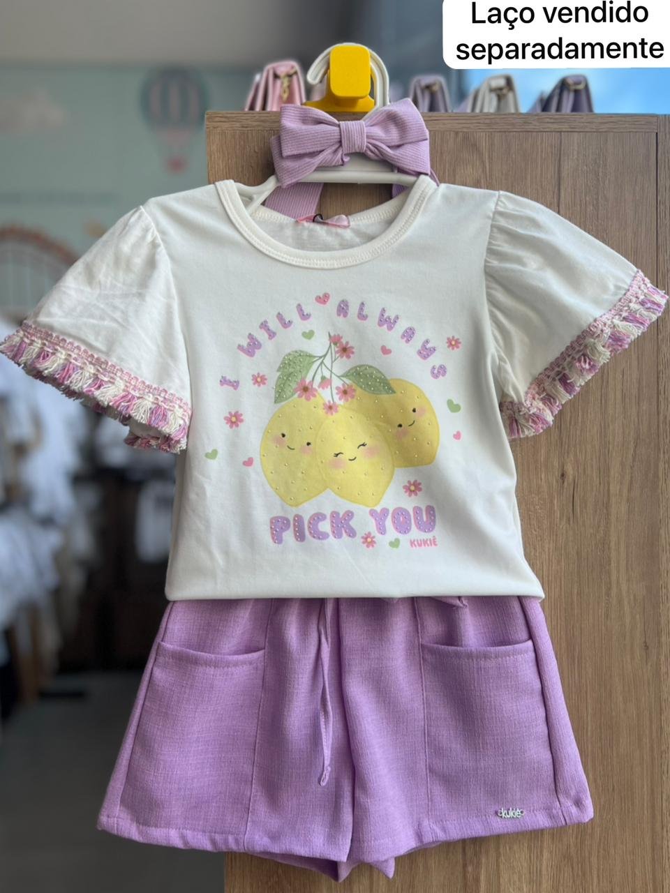 CONJUNTO BLUSA MANGA CURTA LIMÃO FLORES STRASS E SHORT MENINA KUKIÊ - OFF/LILÁS
