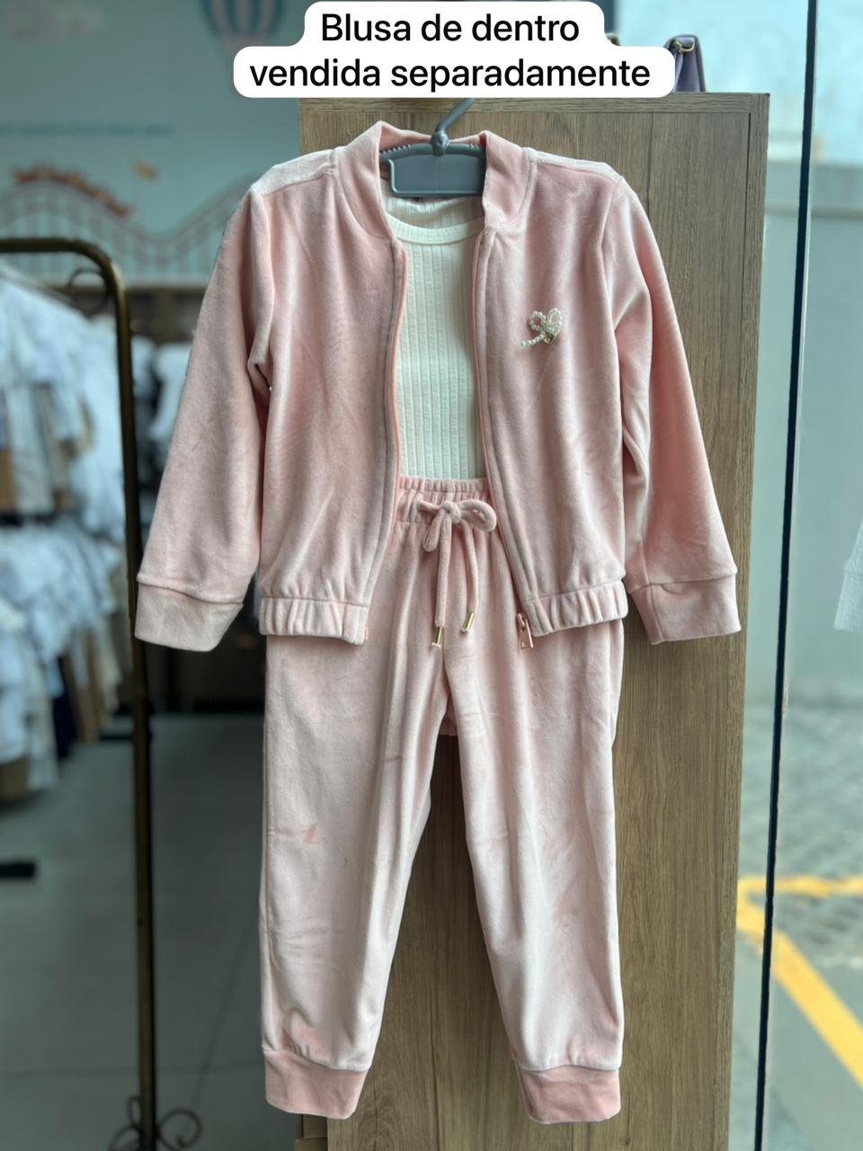 CONJUNTO JAQUETA MANGA LONGA PÉROLAS LAÇO ZÍPER AVELUDADO E CALÇA MENINA INFANTI - ROSA CLARO