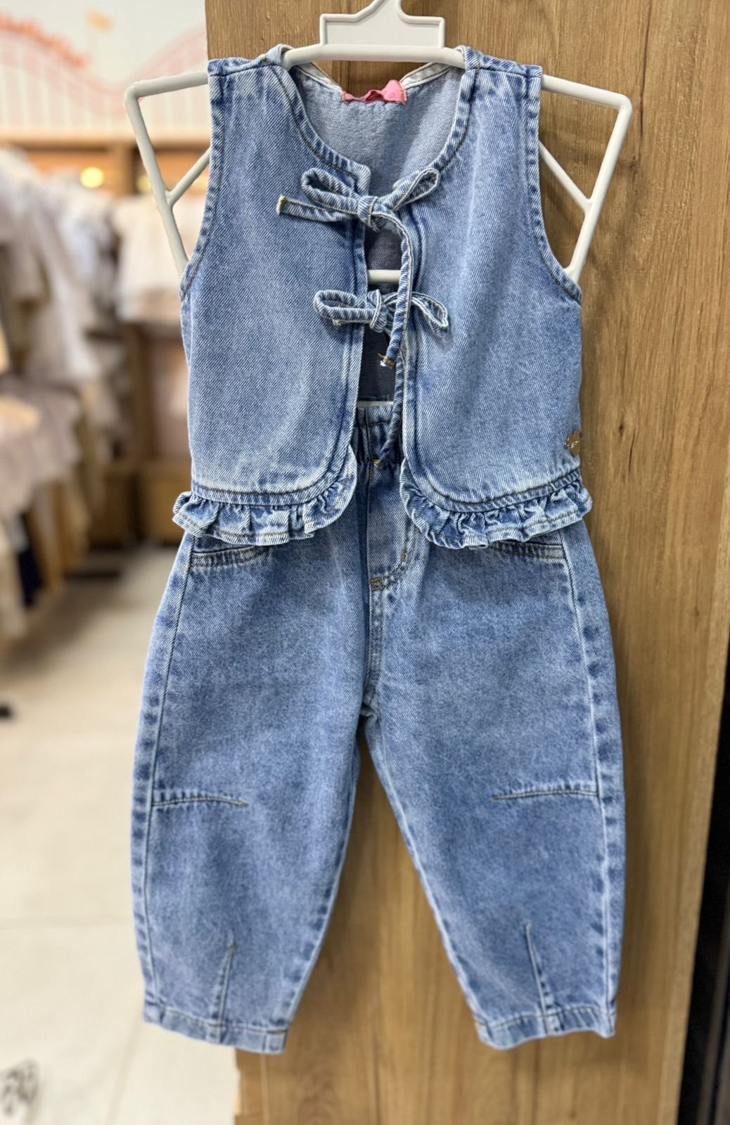CONJUNTO JEANS COLETE REGATA BABADOS AMARRAÇÃO E CALÇA PINGENTE CORAÇÃO MENINA MOMI - JEANS