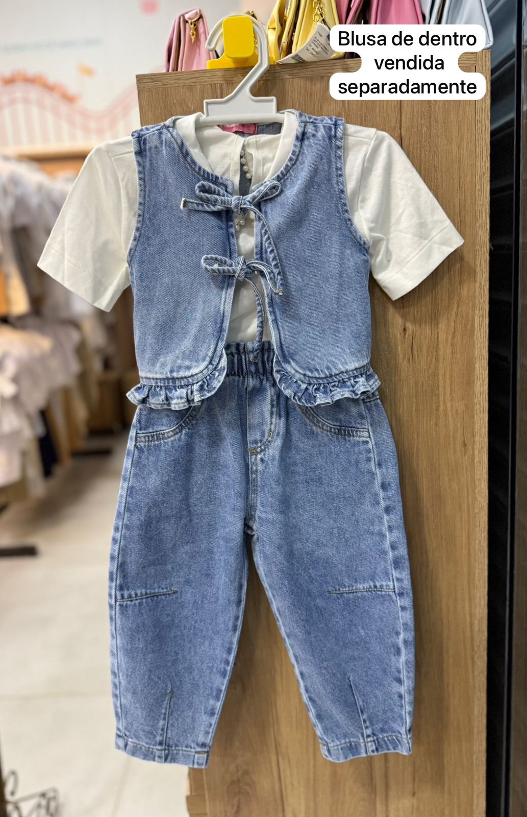 CONJUNTO JEANS COLETE REGATA BABADOS AMARRAÇÃO E CALÇA PINGENTE CORAÇÃO MENINA MOMI - JEANS