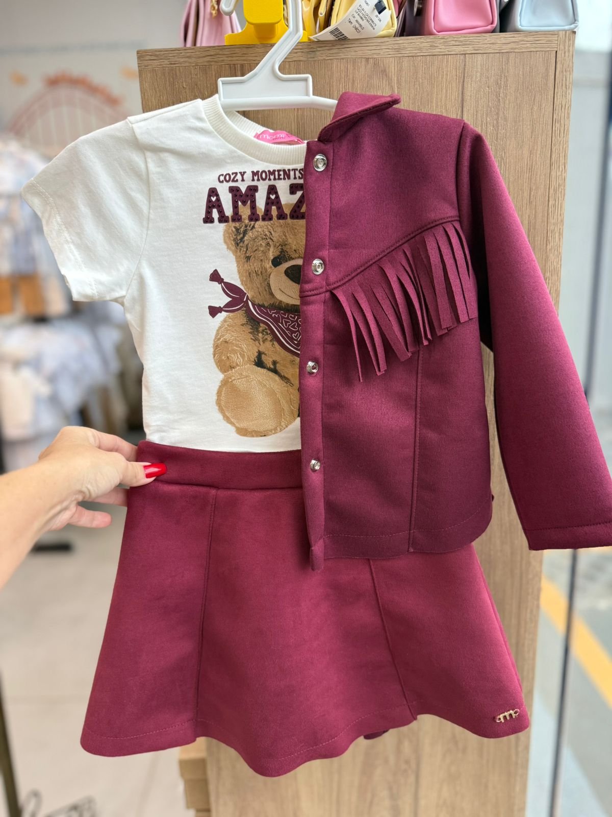 CONJUNTO JAQUETA MANGA LONGA FRANJINHA AVELUDADO BOIADEIRA COWGIRL BLUSA MANGA CURTA URSO STRASS E SAIA MENINA MOMI - OFF/VINHO
