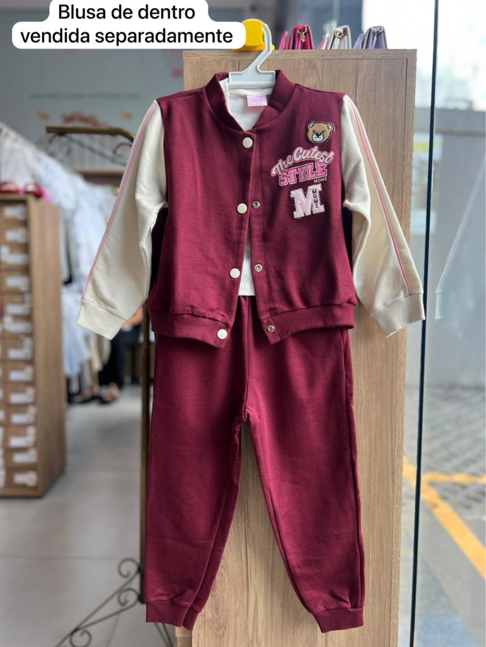 CONJUNTO JAQUETA MANGA LONGA PATCH URSO COLLEGE E CALÇA MENINA MOMI - VINHO