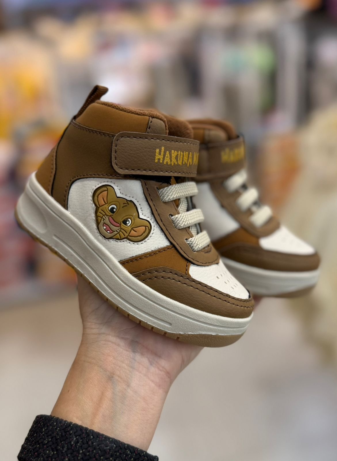TÊNIS VELCRO CADARÇO HAKUNA MATATA SIMBA REI LEÃO FUROS MENINO DYAN - OFF/CARAMELO