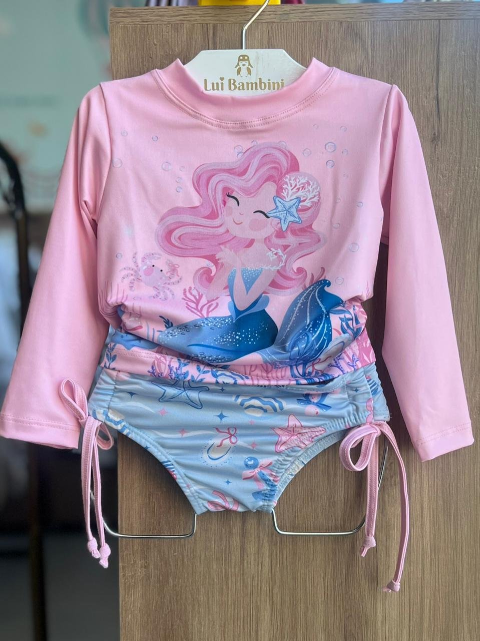 CONJUNTO BIQUINI BLUSA MANGA LONGA SEREIA FUNDO DO MAR PROTEÇÃO UV50+ E CALCINHA MENINA FAKINI - ROSA CLARO